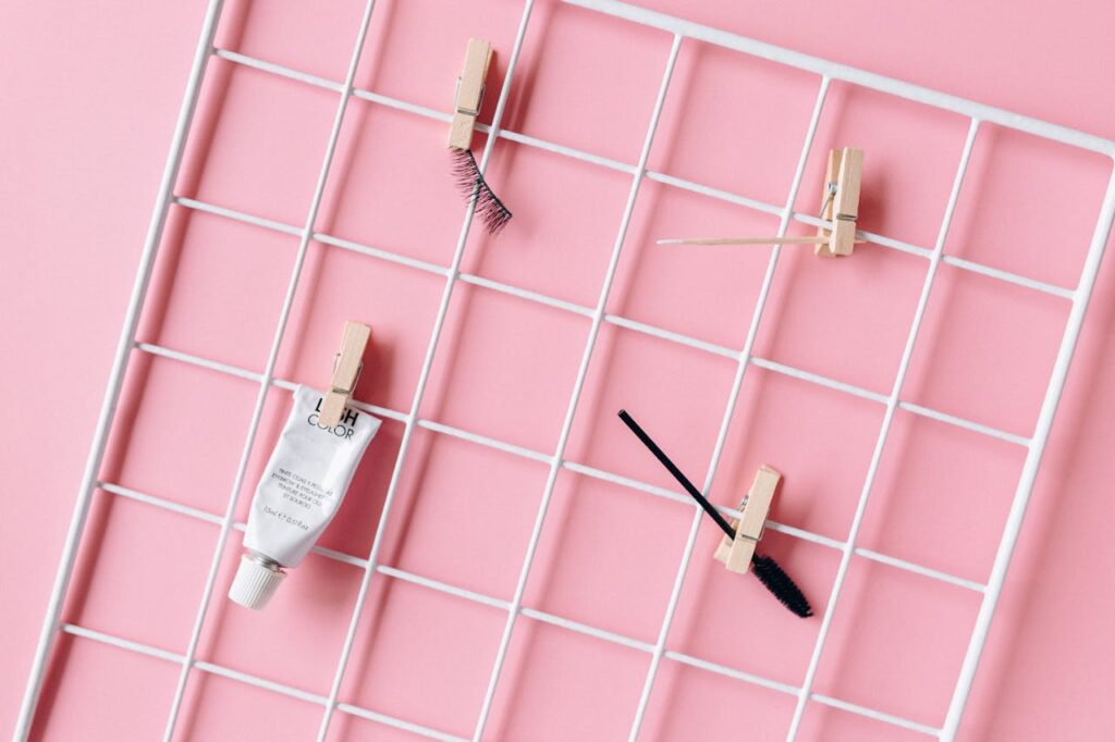 Jak naturalnie podkręcić i wzmocnić rzęsy – poradnik dla każdej metody